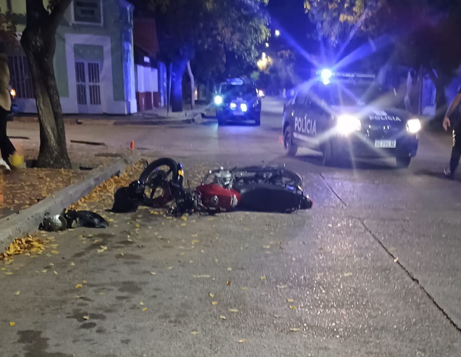Un joven fallecido y un policía grave, el saldo de dos accidente en San Martín.